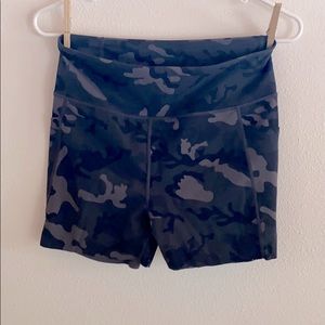 Zyia forest camo luxe pocket shorts Large